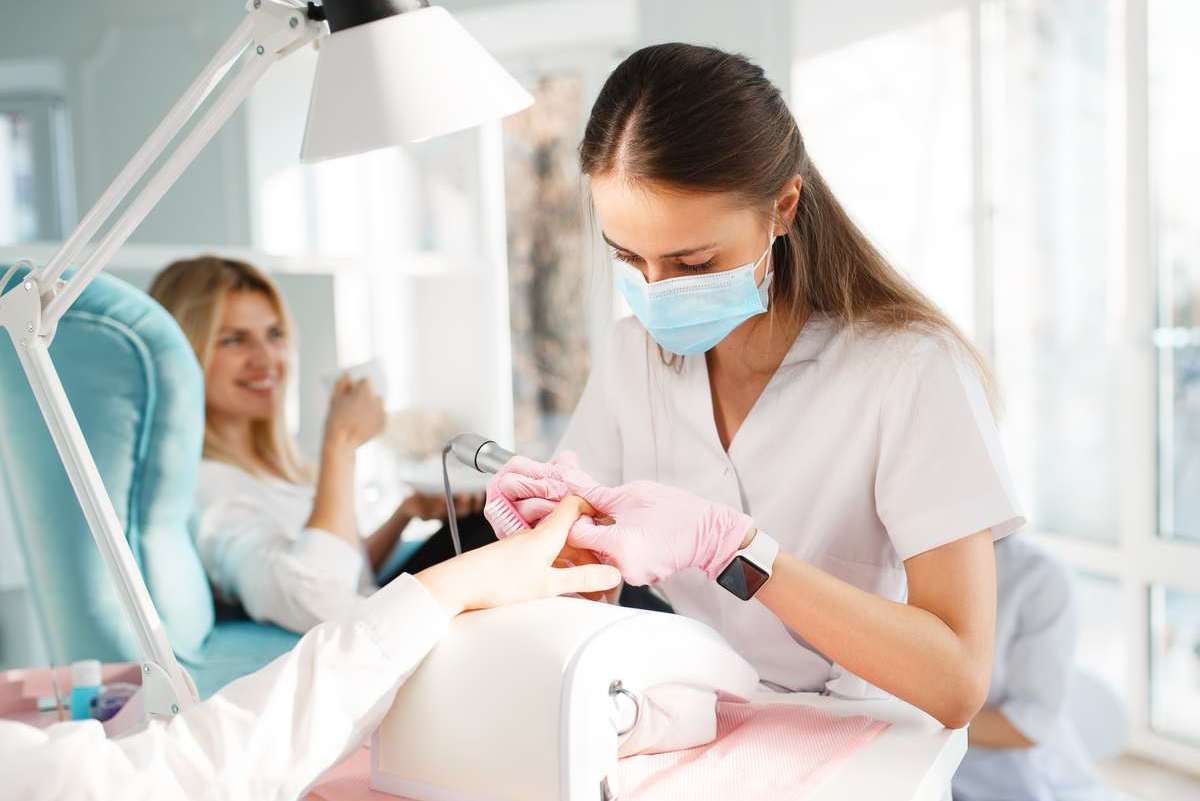 Маникюр с подругой— дешевле